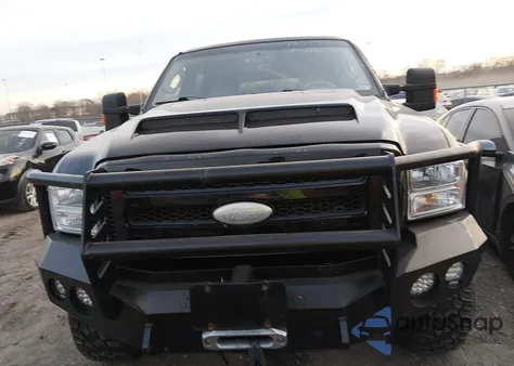 2005 Ford Excursion Limited z USA, uszkodzony, nr VIN 1FMSU43PX5ED47841